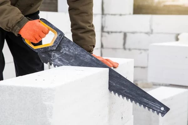 газобетон распиливают на части пилой